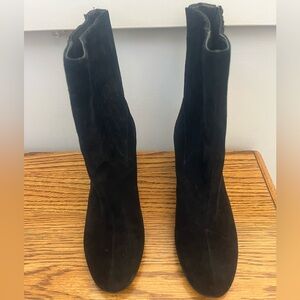 Aerosole Fifth Avenue Black Suede Booties Size 7.